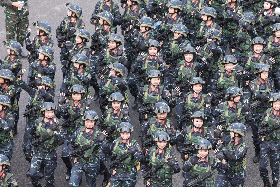 Parade and procession units march through the streets of Hanoi during the full-dress rehearsal. (Photo: Cong Dat - VNA)