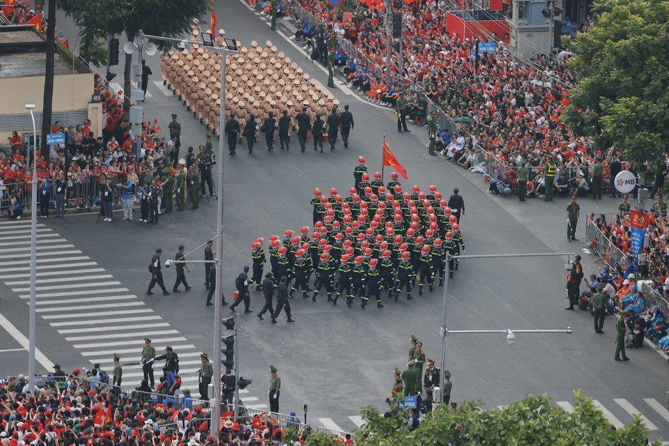 People welcome parade units during final state-level rehearsal. (Photo: VNA)