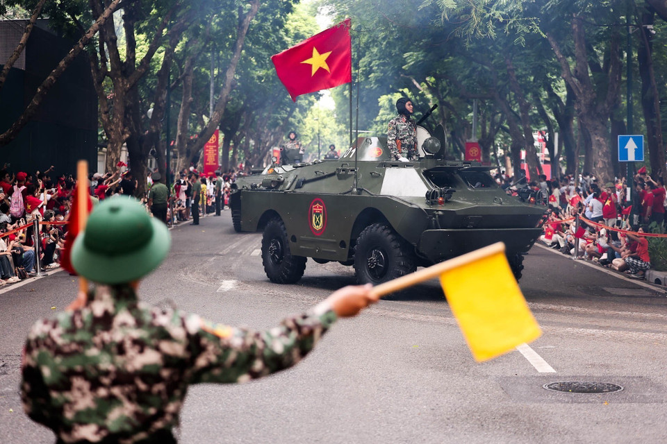 Parade and procession units march through the streets of Hanoi during the full-dress rehearsal. (Photo: Cong Dat - VNA)