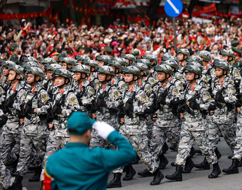 Parade and procession units march past Cua Nam amid a warm welcome from the people. (Photo: Thanh Tung - VNA)