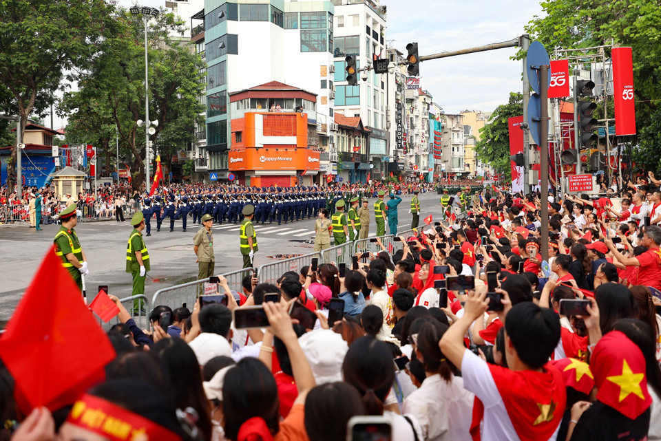 Parade and procession units march past Cua Nam to a warm welcome from the people. (Photo: Thanh Tung - VNA)