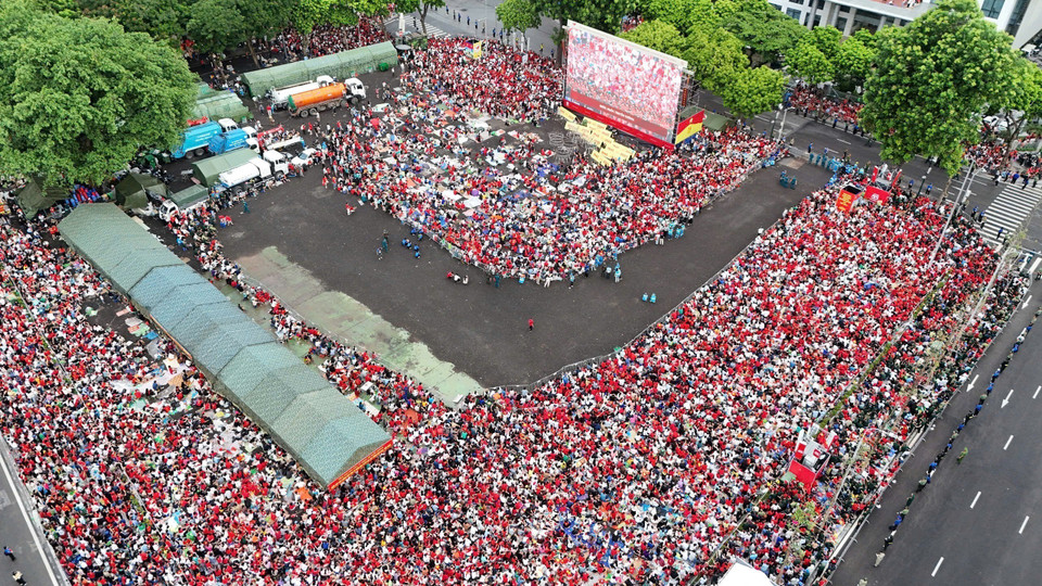 Tens of thousands of people gather around Ba Dinh Square to watch the National Day full-dress parade rehearsal. (Photo: Pham Tuan Anh - VNA)