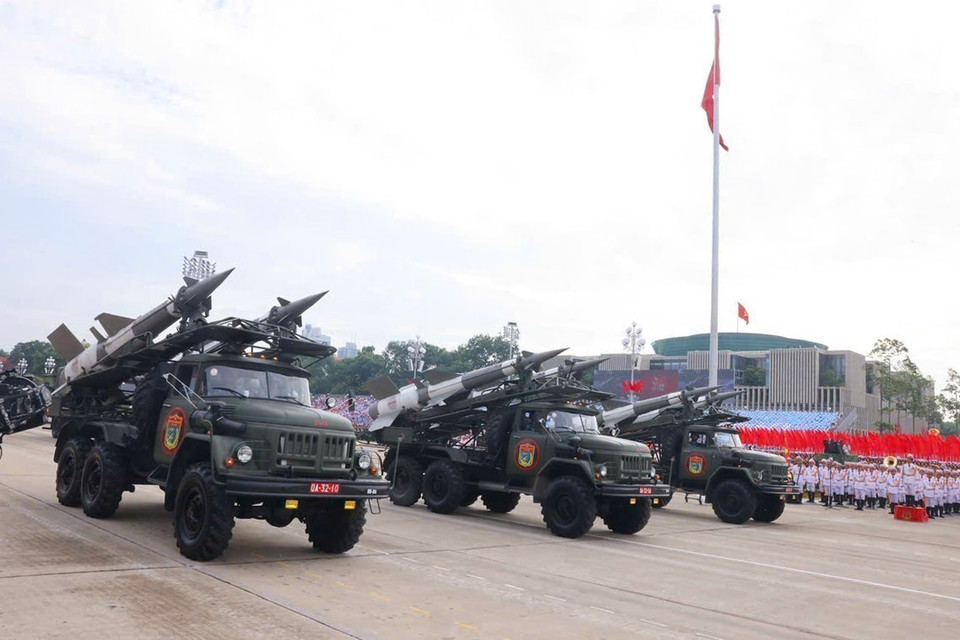 The S-125-VT air defense missile system, modernized by Viettel for the Air Defense – Air Force, marches past the reviewing stand at Ba Dinh Square. (Photo: Lam Khanh - VNA)