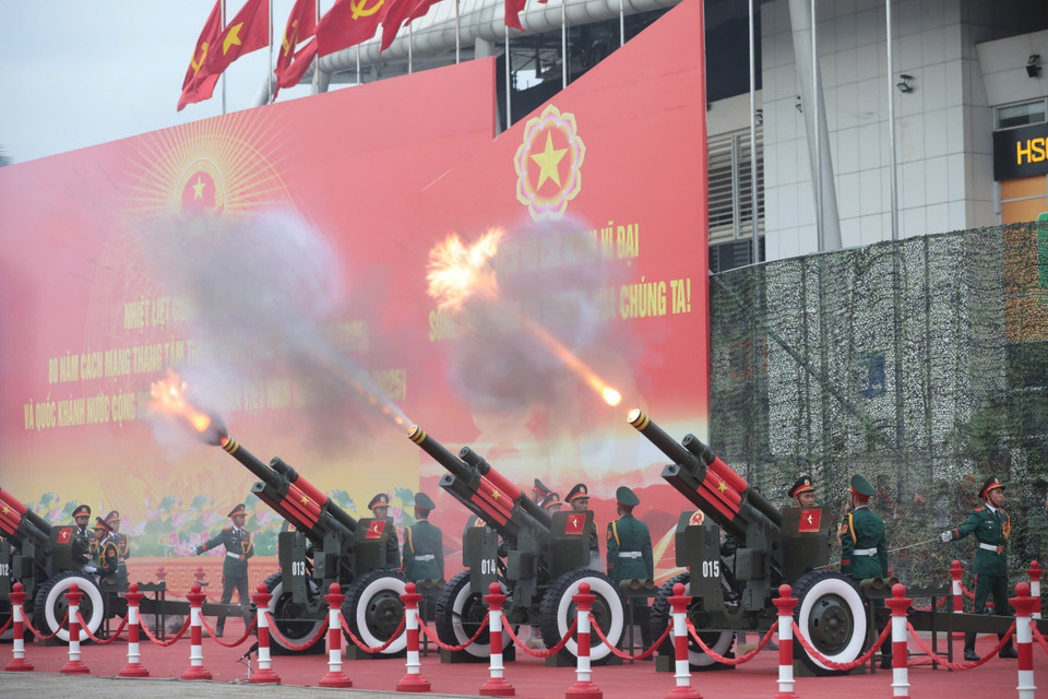 The artillery fires at My Dinh Stadium. (Photo: Tran Thanh Giang - VNA)