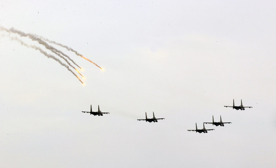 The Su-30MK2 fighter jets perform a heat-flare display over Hanoi’s skies. (Photo: Huy Hung - VNA)