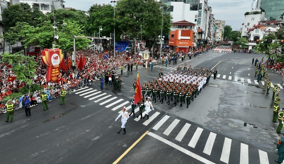 The honor guard from the Navy, Army, and Air Force marches past the Cua Nam area. (Photo: Vu Sinh - VNA)