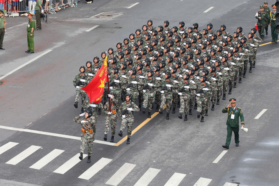The armored corps soldiers march during final state-level rehearsal. (Photo: Cong Dat - VNA)