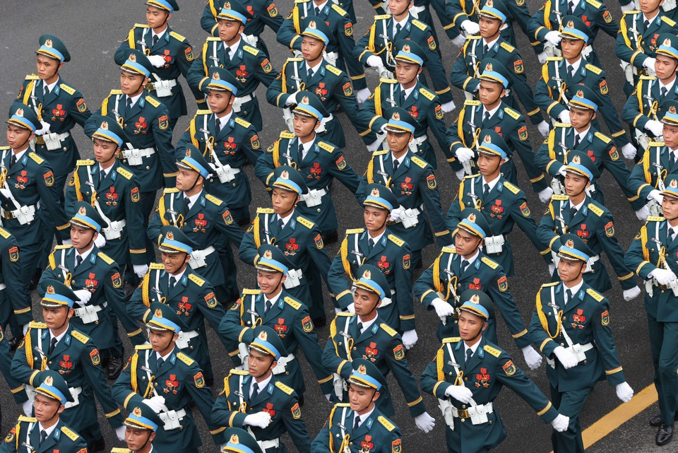 Military units march past the Trang Thi Street area. (Photo: Cong Dat - VNA)