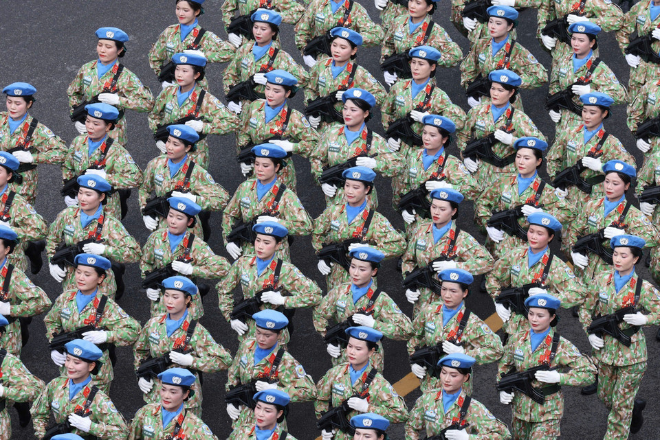 The peacekeeping forces march during final state-level rehearsal. (Photo: Cong Dat - VNA)