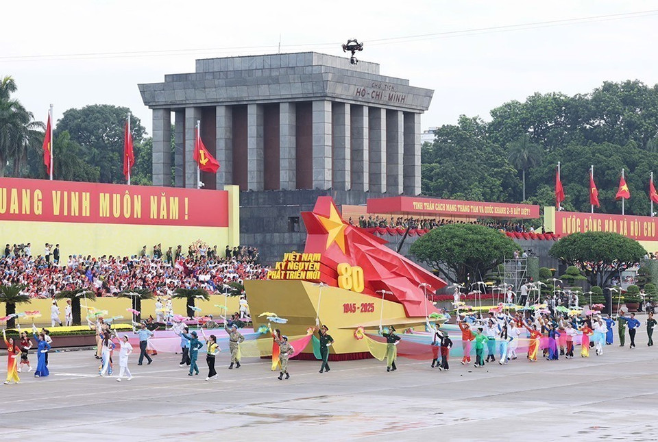A model vehicle featuring the 80th anniversary of the August Revolution and National Day of the Socialist Republic of Vietnam. (Photo: VNA)