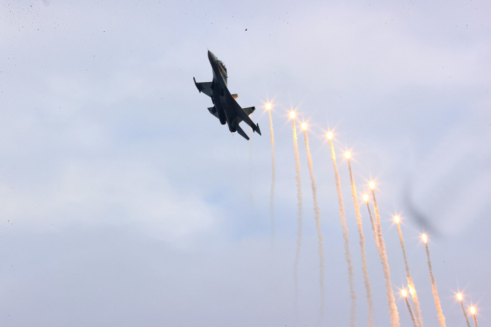 The Su-30MK2 fighter jets perform a heat flare display over the skies of Hanoi. (Photo: Huy Hung - VNA)