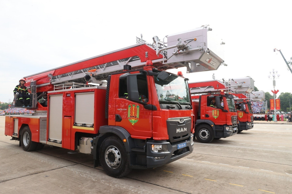 The fire-fighting and rescue vehicle unit marches during final state-level rehearsal. (Photo: Hoang Ha - VNA)