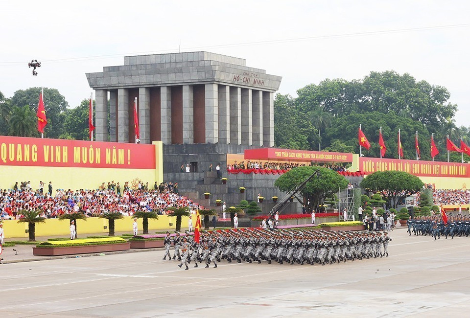 The paratrooper special forces march past the stand. (Photo: VNA)