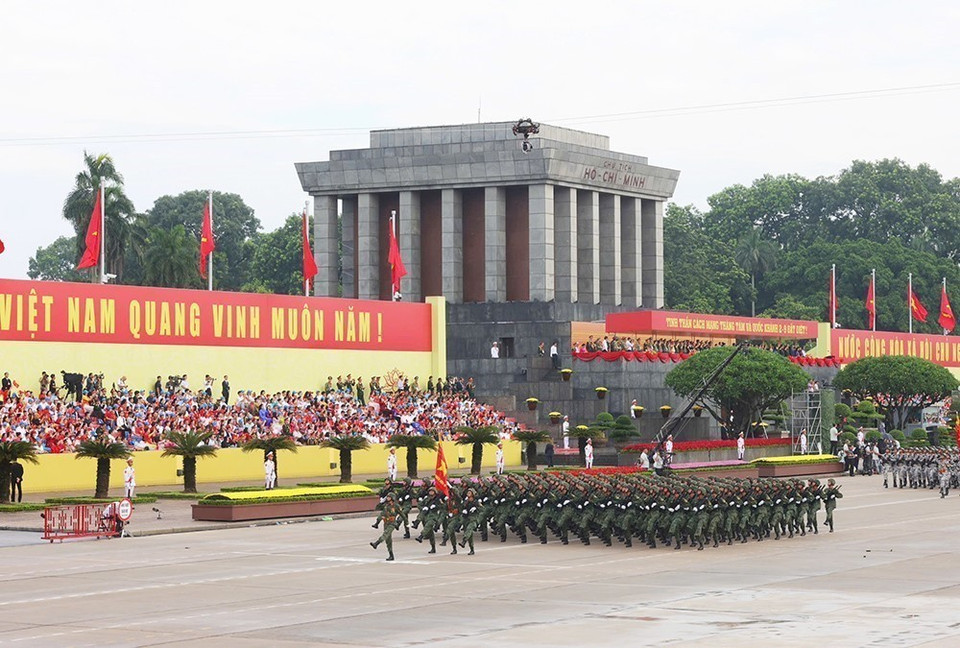 The artillery soldiers march past the reviewing stand. (Photo: VNA)