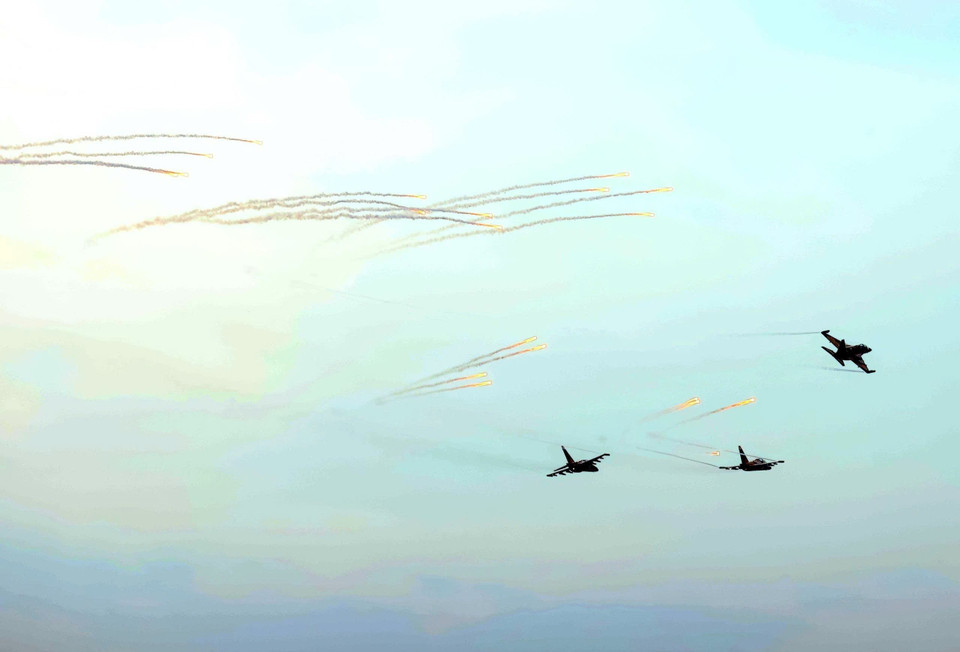 The Su-30MK2 fighter jets perform a heat flare display over the skies of Hanoi. (Photo: An Dang - VNA)