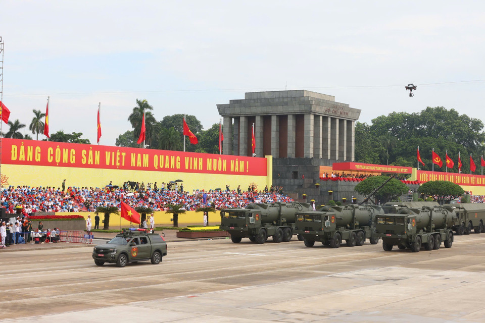 The Redut-M missile system of the Navy marches past the reviewing stand. (Photo: VNA)