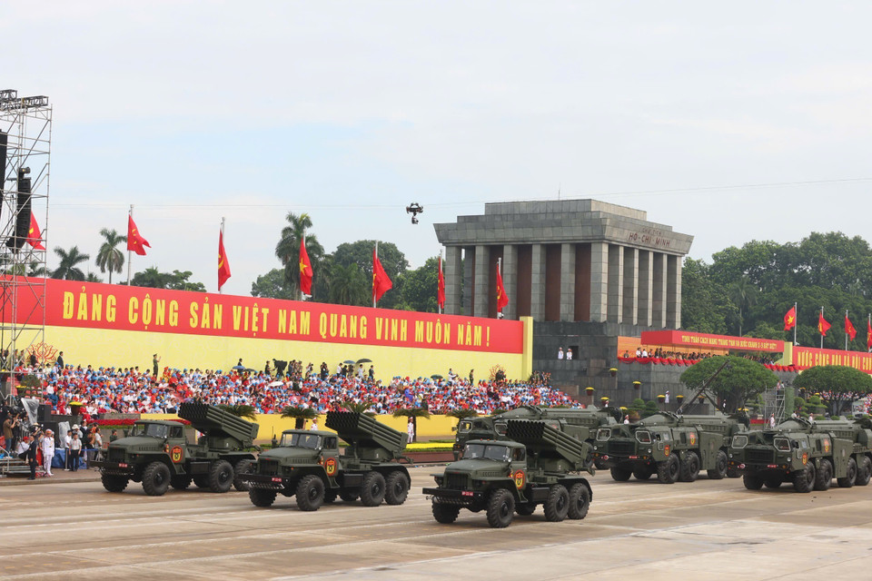The BM-21 multiple rocket launcher and Scud-B ballistic missile systems march past the reviewing stand. (Photo: Quoc Khanh - VNA)