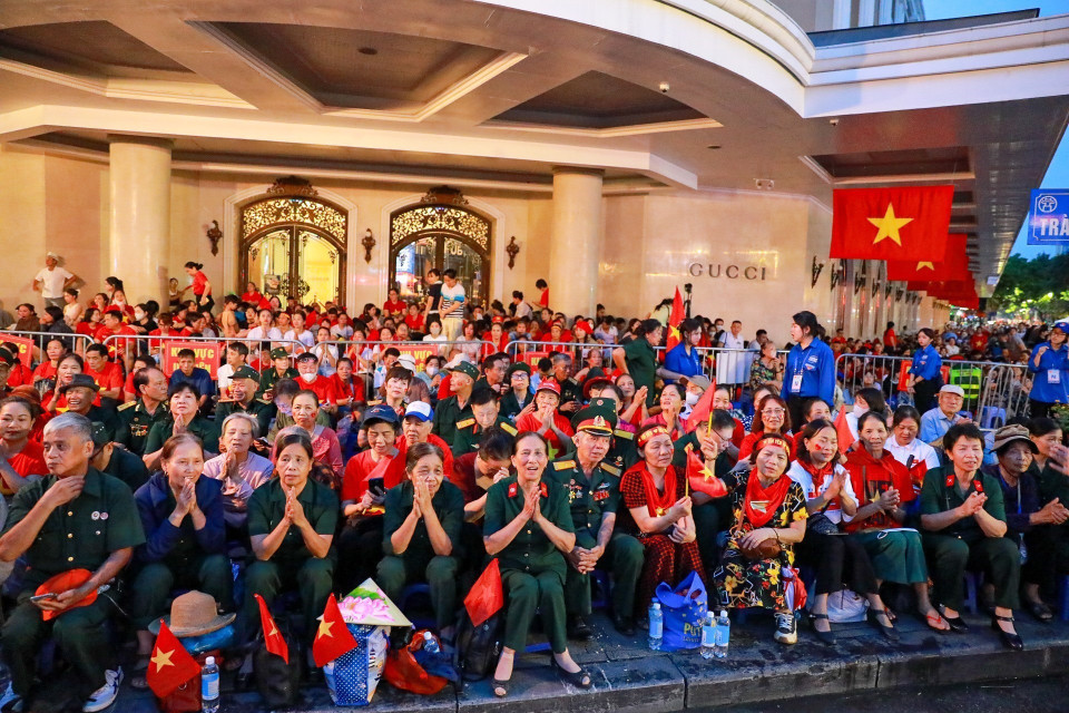 A priority area is reserved for veterans, the elderly, and children who stayed up all night waiting for National Day full-dress parade rehearsal. Photo: Khanh Hoa - VNA