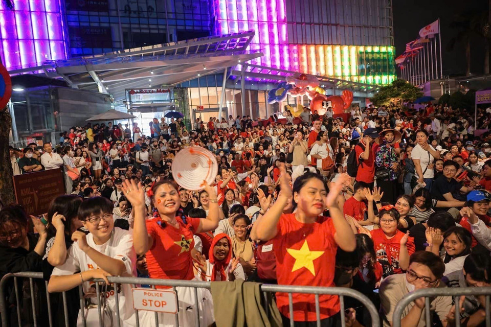 People on Van Cao Street early in the morning of August 30. Photo: Hoang Hieu - VNA