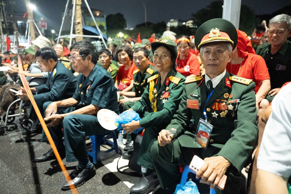 A large number of veterans and people with contributions to the revolution gather early at the end of Hung Vuong Street on the evening of August 29, patiently waiting for the opening of the National Day full-dress parade rehearsal (photo taken at 3:50 a.m. on August 30). Photo: Pham Tuan Anh - VNA