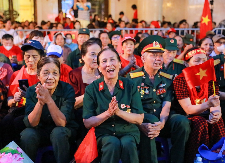 From early morning, a large number of veterans gather at the intersection of Hang Bai, Trang Tien, Hang Khay, and Dinh Tien Hoang streets to witness the National Day full-dress parade rehearsal (photo taken at 5:30 a.m.). Photo: Khanh Hoa - VNA