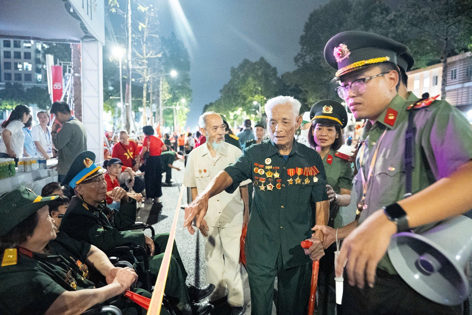A large number of veterans and people with contributions to the revolution gather early at the end of Hung Vuong Street on the evening of August 29, patiently waiting for the opening of the National Day full-dress parade rehearsal (photo taken at 3:50 a.m. on August 30). Photo: Pham Tuan Anh - VNA