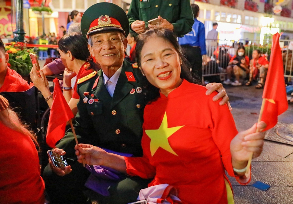 From early morning, many veterans and their families gather on Hang Bai Street to witness the National Day rehearsal. Photo: Khanh Hoa - VNA