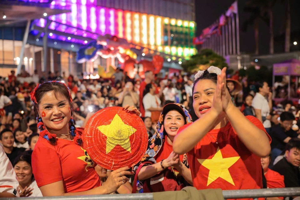 Bright and cheerful faces, showing no signs of fatigue after a sleepless night, fill Van Cao Street at 4 a.m. on August 30. Photo: Hoang Hieu - VNA