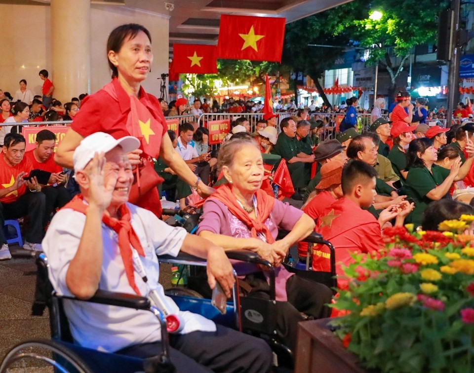 A priority area is reserved for veterans, the elderly, and children along Trang Tien Street. Photo: Khanh Hoa - VNA