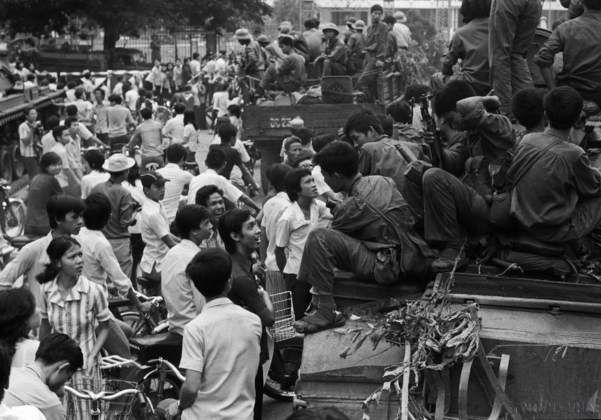 The people of Saigon joyfully meet the Liberation Army on the afternoon of April 30, 1975. (Photo: Quang Thanh/VNA)