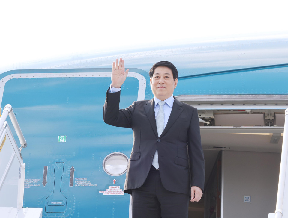 State President Luong Cuong arrives at Gimhae military airport in Busan, the Republic of Korea. (Photo: Lam Khanh - VNA)