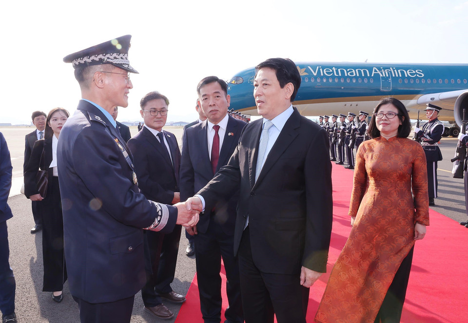 RoK delegates welcome State President Luong Cuong at Gimhae military airport in Busan, the Republic of Korea. (Photo: Lam Khanh - VNA)