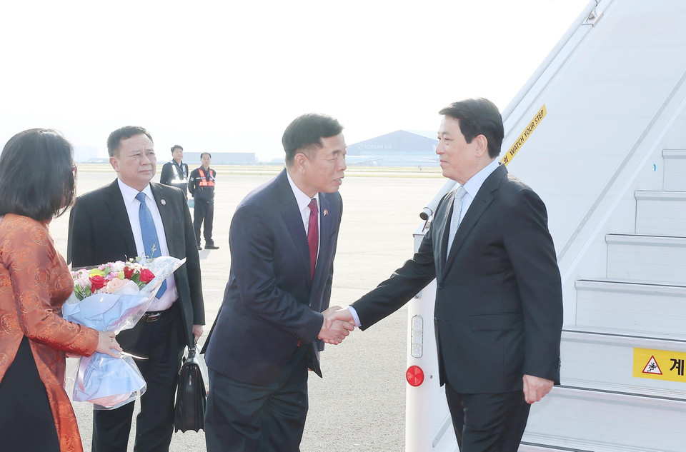 Vietnamese Ambassador to the Republic of Korea Vu Ho welcomes State President Luong Cuong at Gimhae military airport in Busan, the Republic of Korea. (Photo: Lam Khanh - VNA)