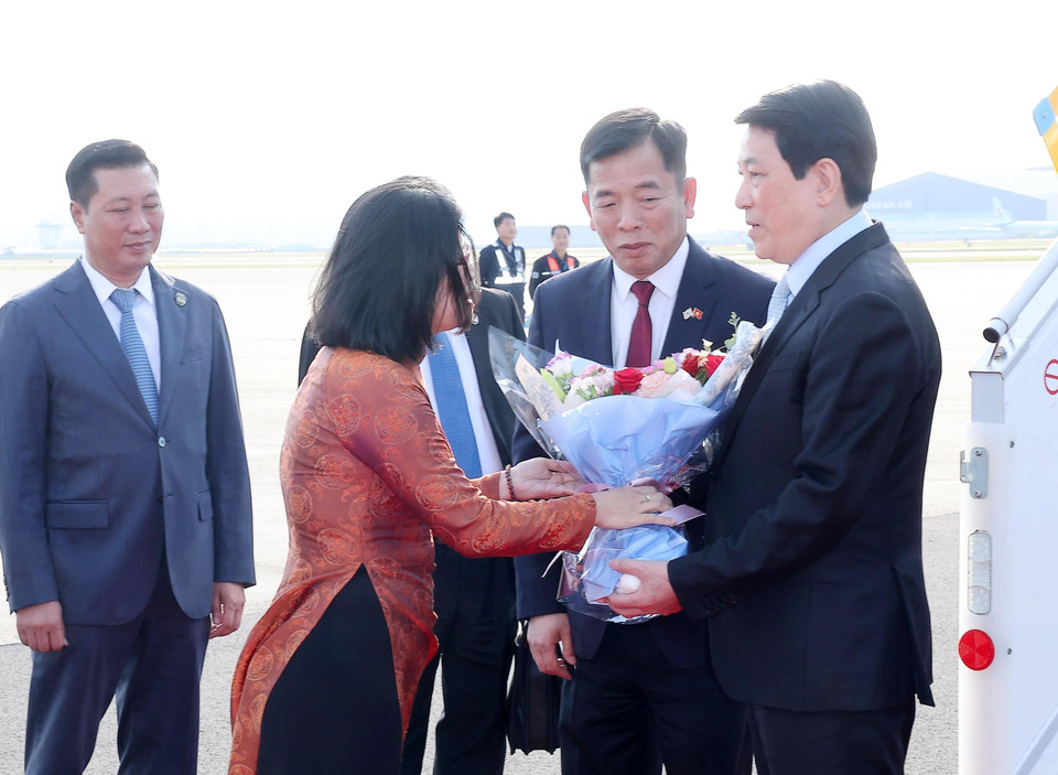 Delegates welcome State President Luong Cuong at Gimhae military airport in Busan, the Republic of Korea. (Photo: Lam Khanh - VNA)
