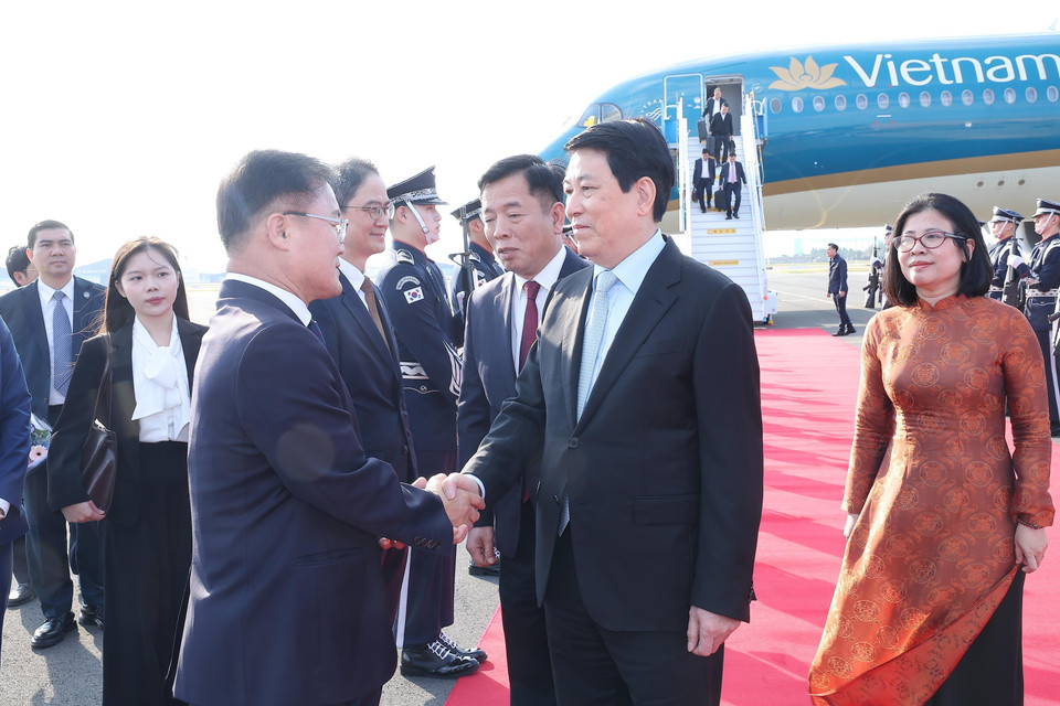 RoK delegates welcome State President Luong Cuong at Gimhae military airport in Busan, the Republic of Korea. (Photo: Lam Khanh - VNA)