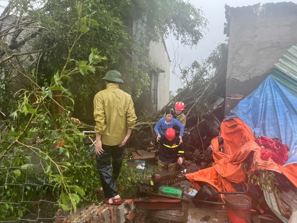 All four victims trapped inside a house in Thanh Hoa province are safely rescued, taken out, and handed over to their families for care. (Photo: VNA