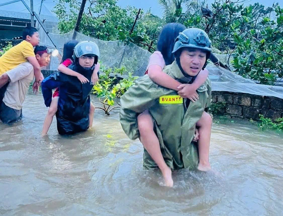 Thanh Hoa police forces rescue residents from flooded areas and move them to safety. (Photo: VNA)