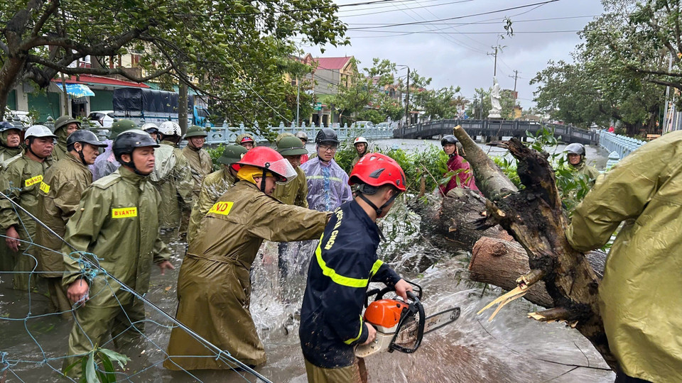 Commune authorities in Thanh Hoa province mobilize on-site forces, coordinating with local police, militia, and residents to begin addressing the aftermath of Typhoon Bualoi. (Photo: VNA)