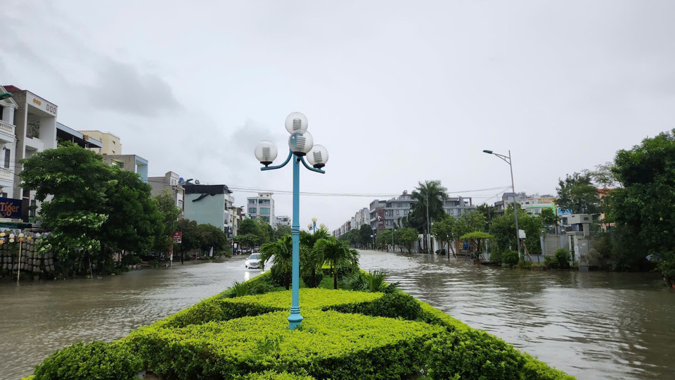 Au Co Street, Ha Thanh ward in Thanh Hoa province is deeply flooded. (Photo: Khieu Tu – VNA)