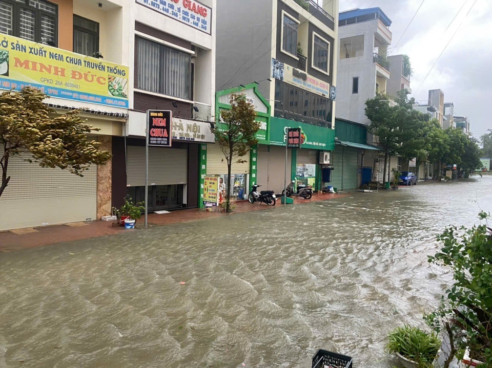 Water continues to rise in the lobby area of Tan Thanh 1 apartment building, Ha Thanh ward in Thanh Hoa province. (Photo: Khieu Tu – VNA)