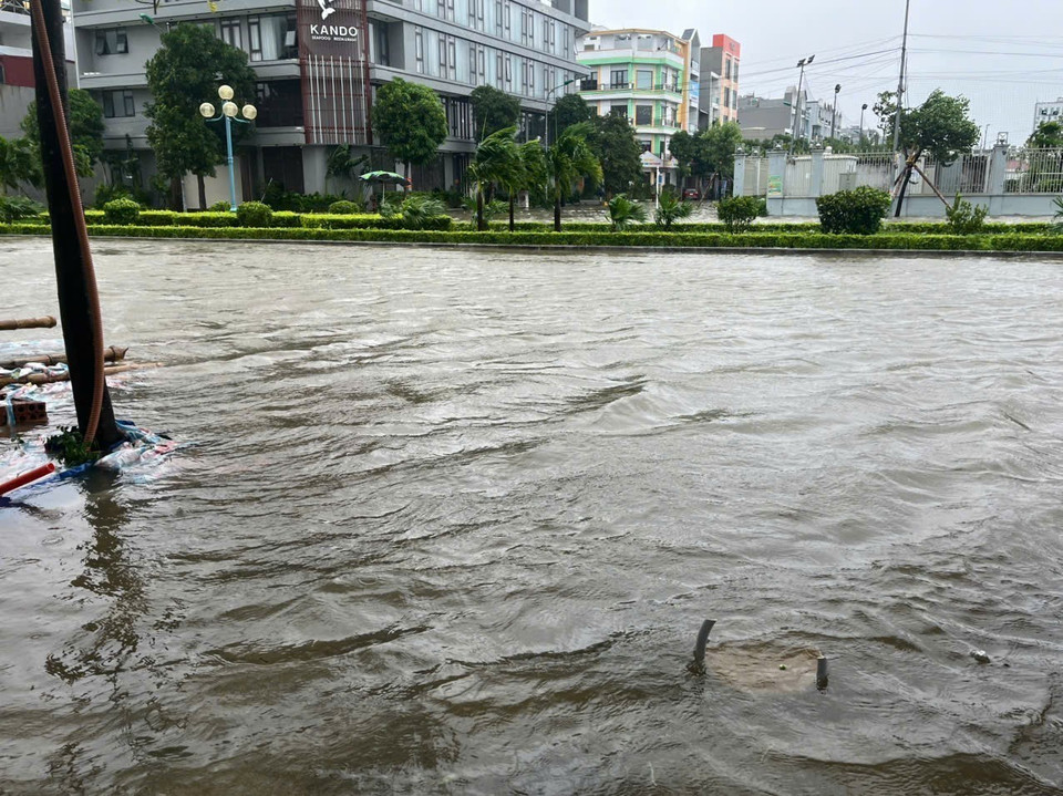 In Thanh Hoa province, heavy rain persists, causing water levels on inundated streets to continue rising. (Photo: Khieu Tu – VNA)