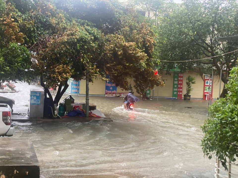 A vehicles struggles to move through flooded sections in Thanh Hoa province. (Photo: Khieu Tu – VNA)