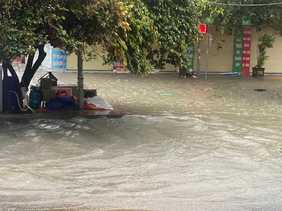 Floodwaters remain high in residential areas and continue to rise in Thanh Hoa province. (Photo: Khieu Tu – VNA)