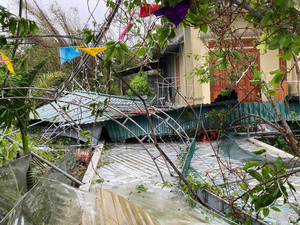 Roofs of many houses in Nghi Xuan commune, Ha Tinh province, are torn down by the typhoon. (Photo: Huu Quyet – VNA).