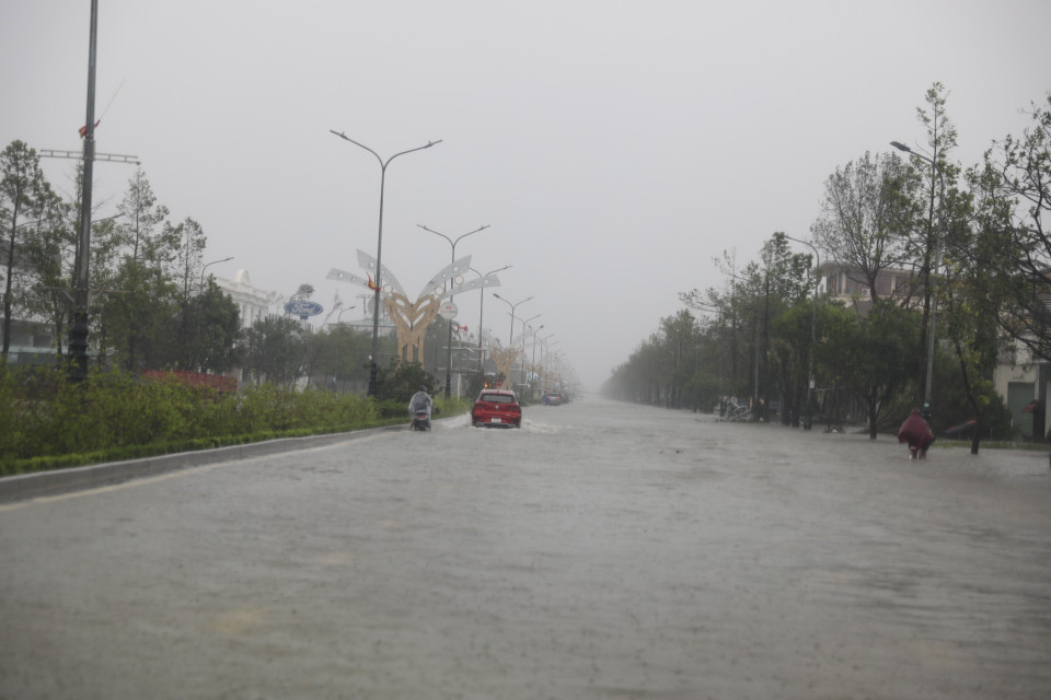 Heavy flooding on Lenin Street in Nghe An province makes traffic difficult. (Photo: Van Ty – VNA)