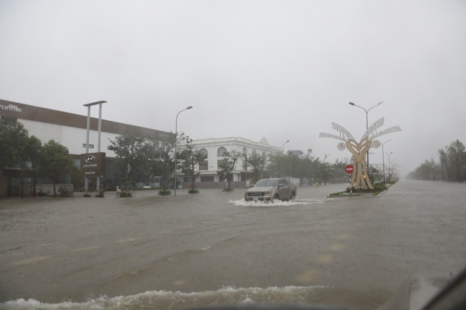 Heavy flooding on Lenin Street in Nghe An province makes traffic difficult. (Photo: Van Ty – VNA)