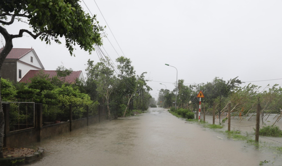 Can Vuong Street in Nghe An province is inundated by heavy rain as Typhoon Bualoi made landfall. (Photo: Van Ty – VNA)