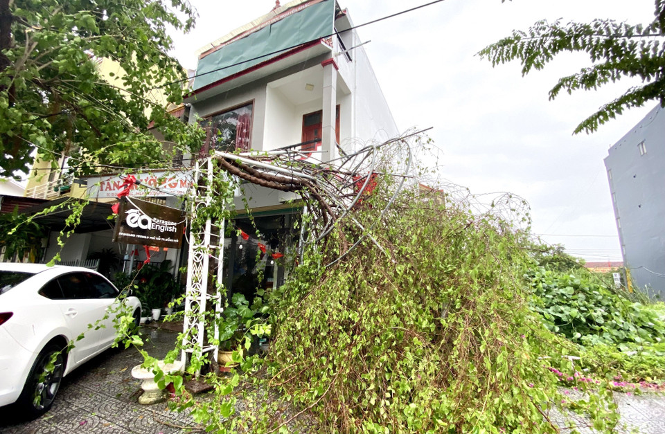 Strong winds topple many poles and trees, causing damage in Quang Tri province. (Photo: Vo Dung – VNA).