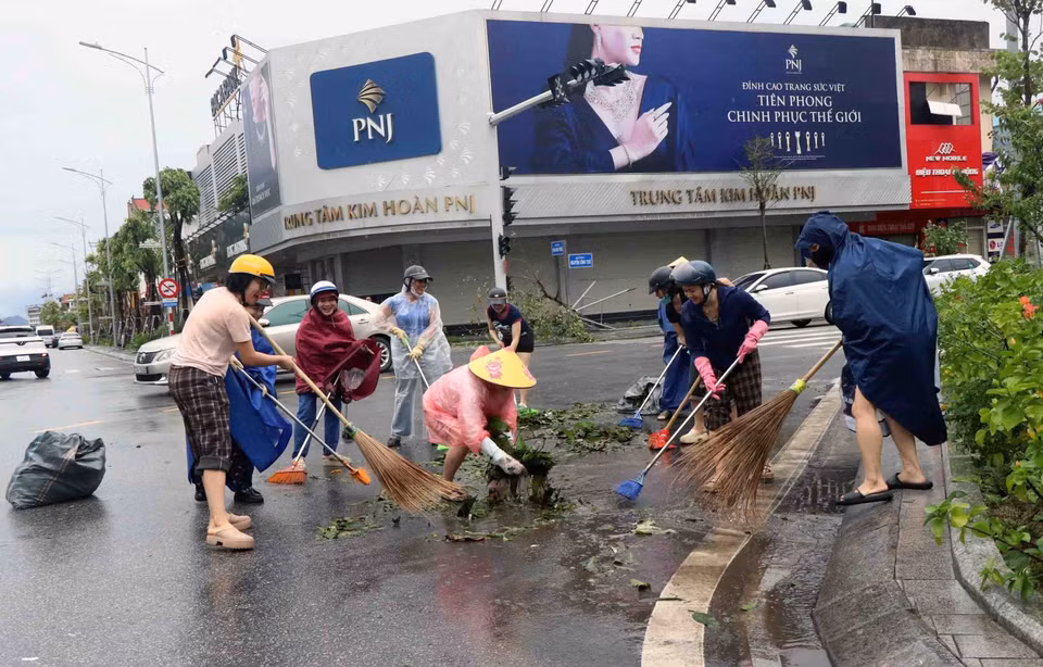 Teachers of Nam Ha Primary School, Thanh Sen ward in Ha Tinh province clean up streets after the storm. (Photo: Cong Tuong – VNA)
