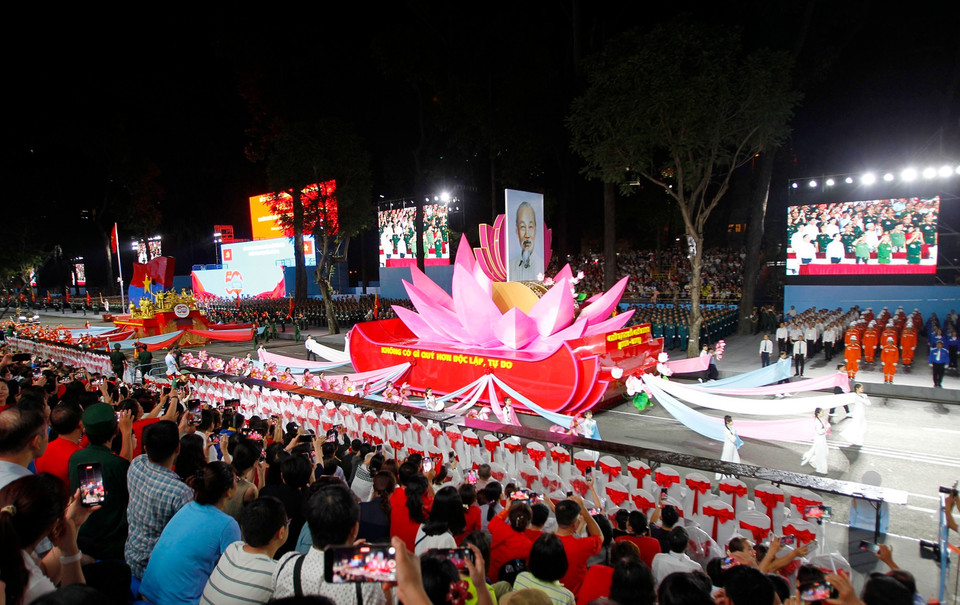 Parade formations rehearse ceremonial marching to commemorate the 50th anniversary of Southern Liberation and National Reunification. (Photo: Thanh Vu – VNA